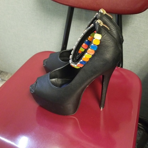 Heels - Picture 3 of 3